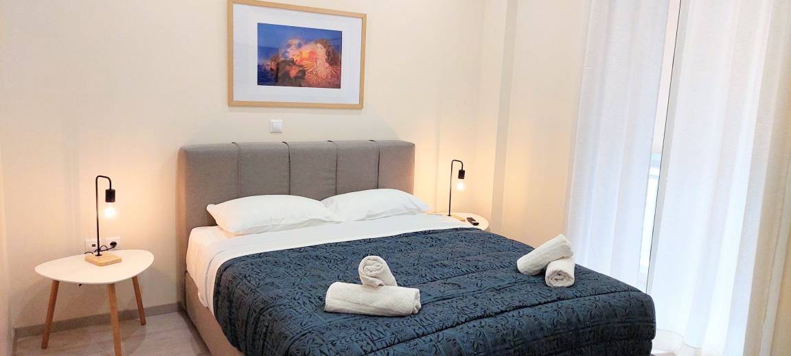 77 M² Apartamento ∙ 2 Habitaciones ∙ 8 Huéspedes - Atenas