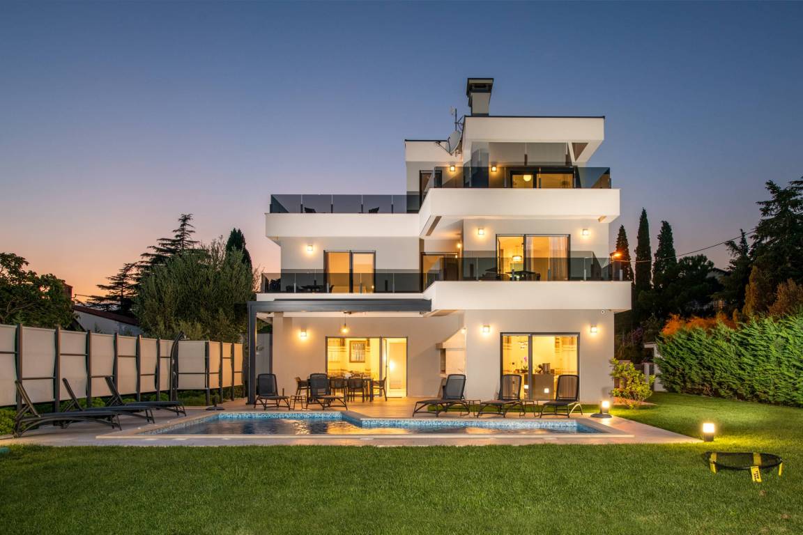 300 M² Villa ∙ 4 Schlafzimmer ∙ 8 Gäste - Premantura