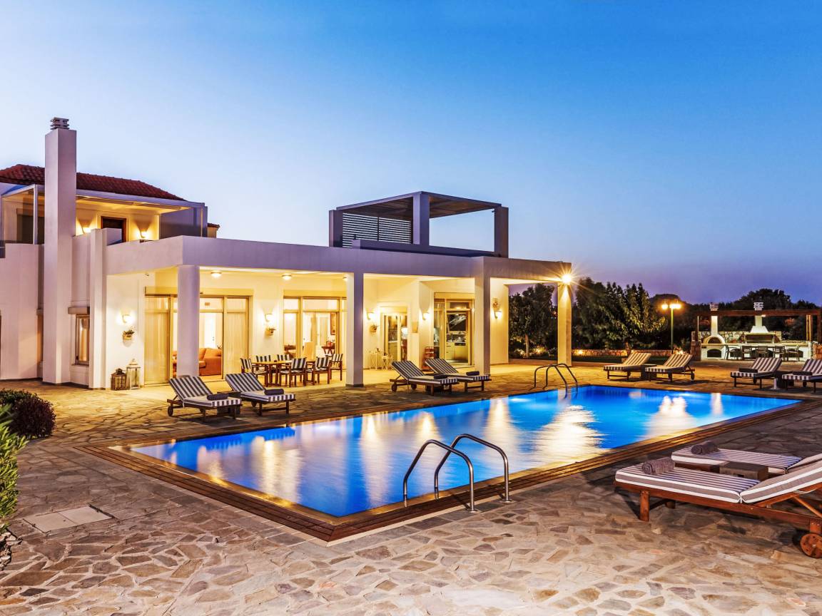 325 M² Talo ∙ 5 Makuuhuonetta ∙ 10 Vierasta - Rodi