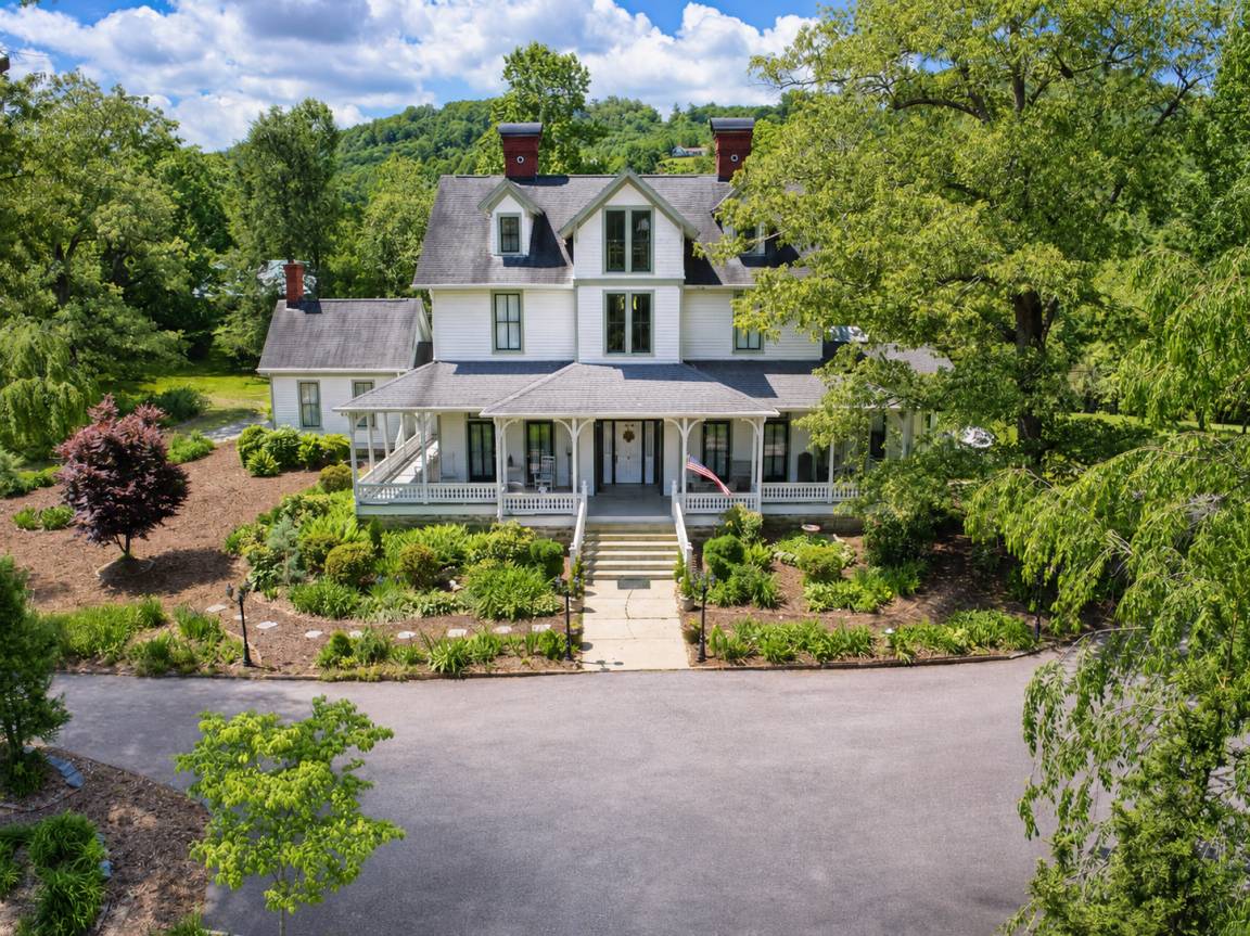 House ∙ 6 Bedrooms ∙ 16 Guests - Hendersonville, NC