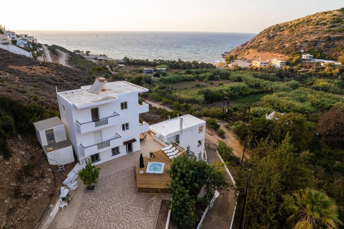 90 M² Villa ∙ 4 Bedrooms ∙ 8 Guests - Greece