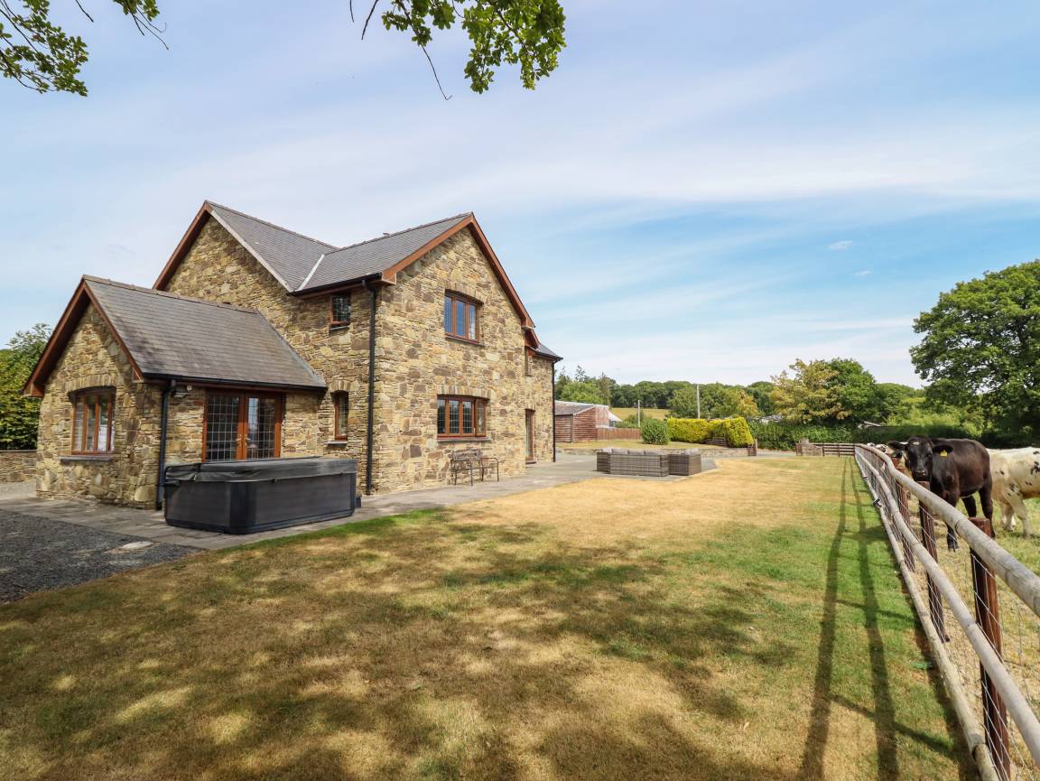 Cottage ∙ 4 Bedrooms ∙ 9 Guests - Llanidloes