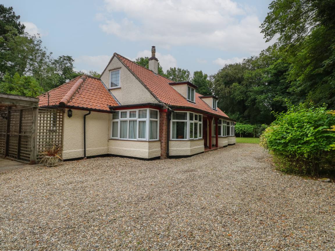Cottage ∙ 4 Bedrooms ∙ 8 Guests - Horning