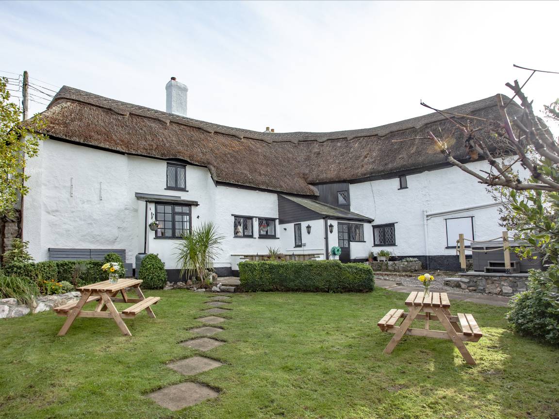 Cottage ∙ 6 Bedrooms ∙ 12 Guests - Newton Abbot