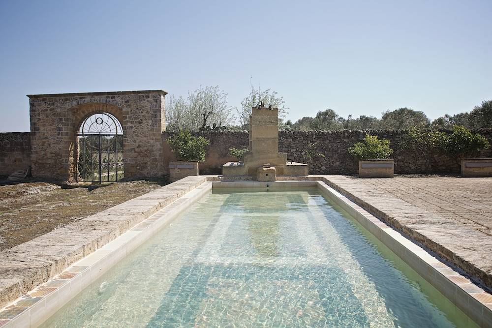 Casale a Lecce con terrazza, piscina e giardino