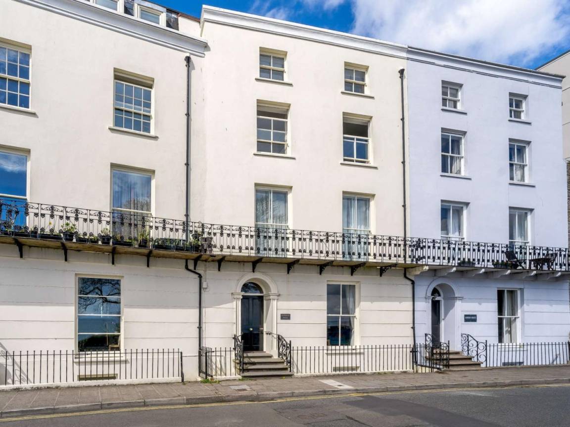 Apartment ∙ 3 Bedrooms ∙ 6 Guests - Tenby