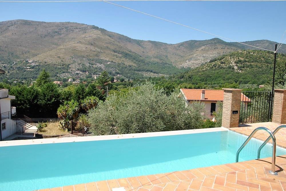 Casa a Itri con piscina, barbecue e terrazza