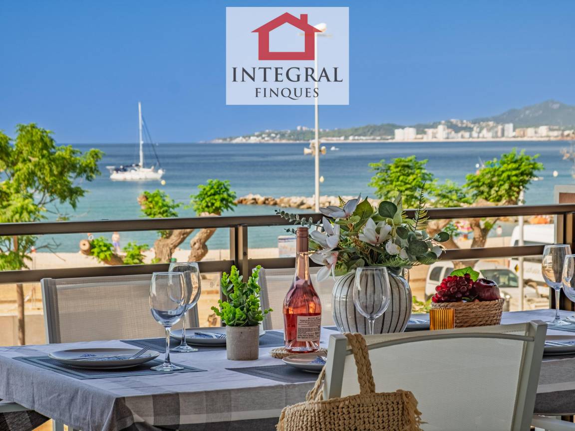 160 M² Apartment ∙ 4 Bedrooms ∙ 8 Guests - Palamós