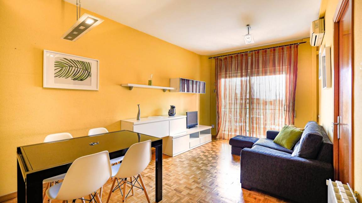 65 M² Apartamento ∙ 3 Habitaciones ∙ 3 Huéspedes - Sabadell