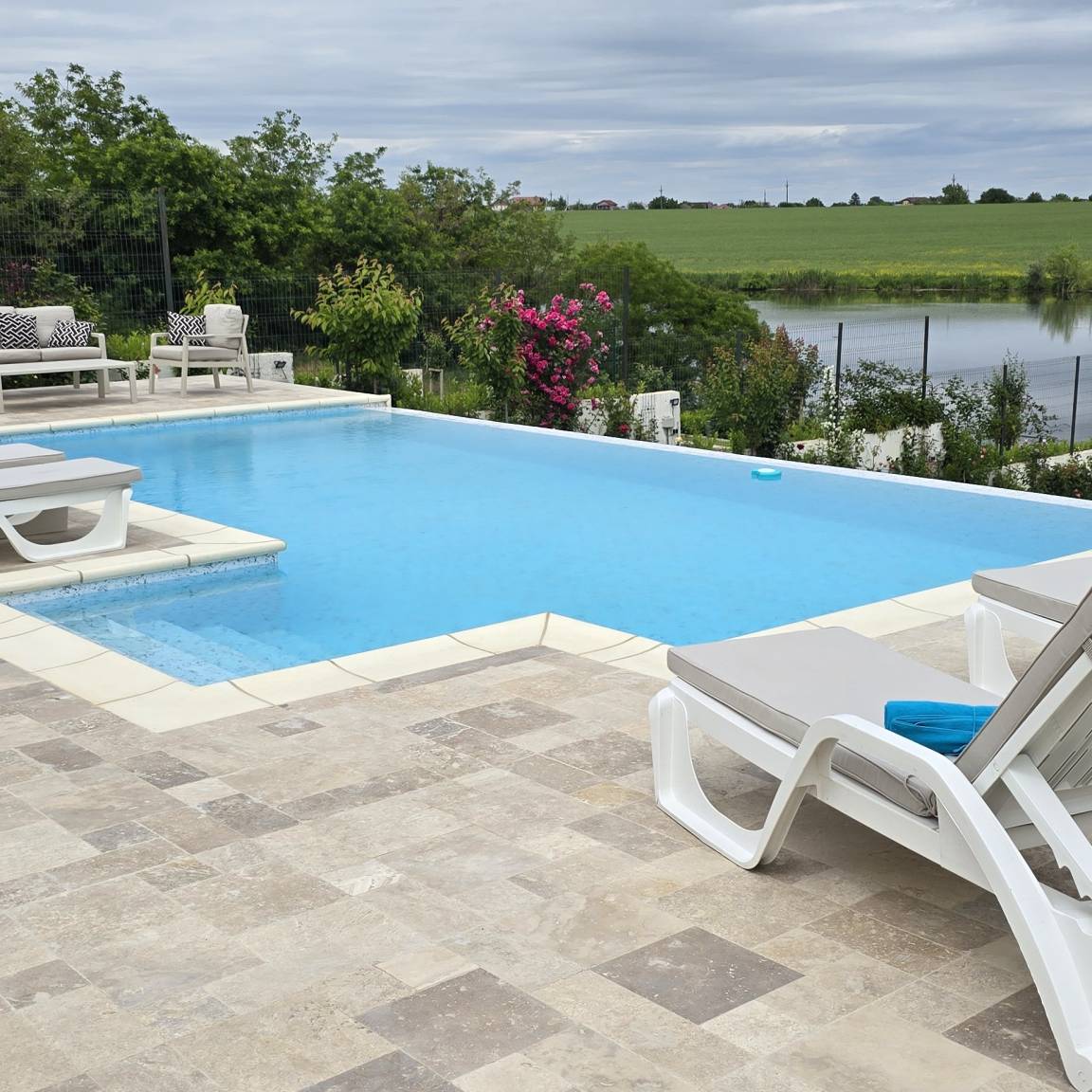 200 M² Villa ∙ 3 Slaapkamers ∙ 1 Gast - Tunari