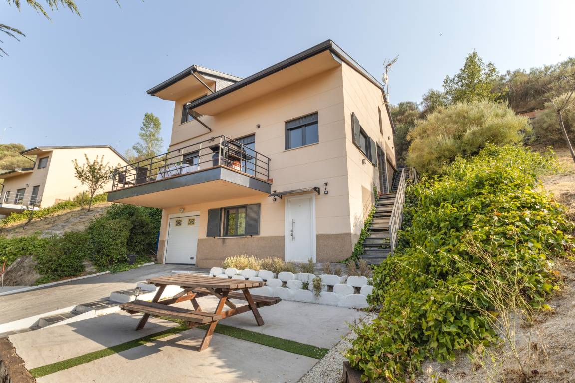 880 M² Villa ∙ 4 Habitaciones ∙ 8 Huéspedes - El Espinar