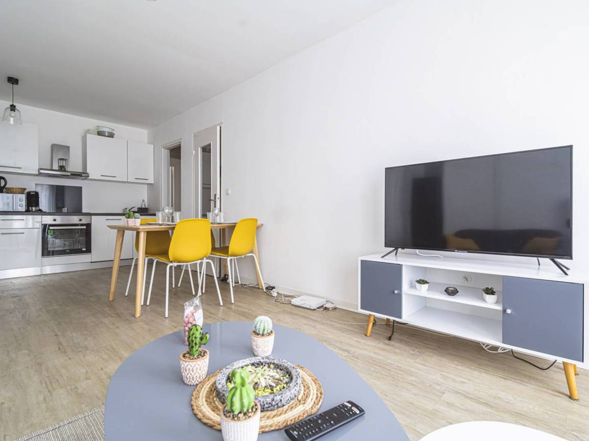 85 M² Apartment ∙ 4 Bedrooms ∙ 8 Guests - Reims