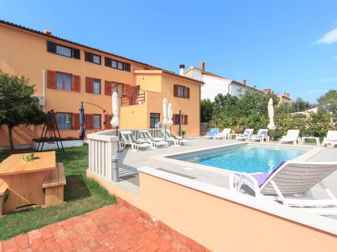 550 M² House ∙ 13 Bedrooms ∙ 24 Guests - Pula