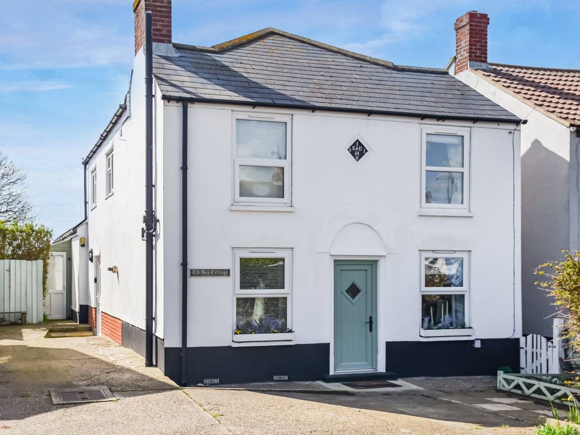 Cottage ∙ 4 Bedrooms ∙ 8 Guests - Winterton-on-Sea