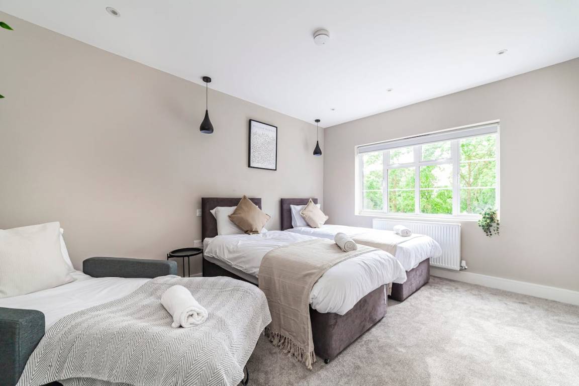80 M² Ferienwohnung ∙ 2 Schlafzimmer ∙ 5 Gäste - Harrow