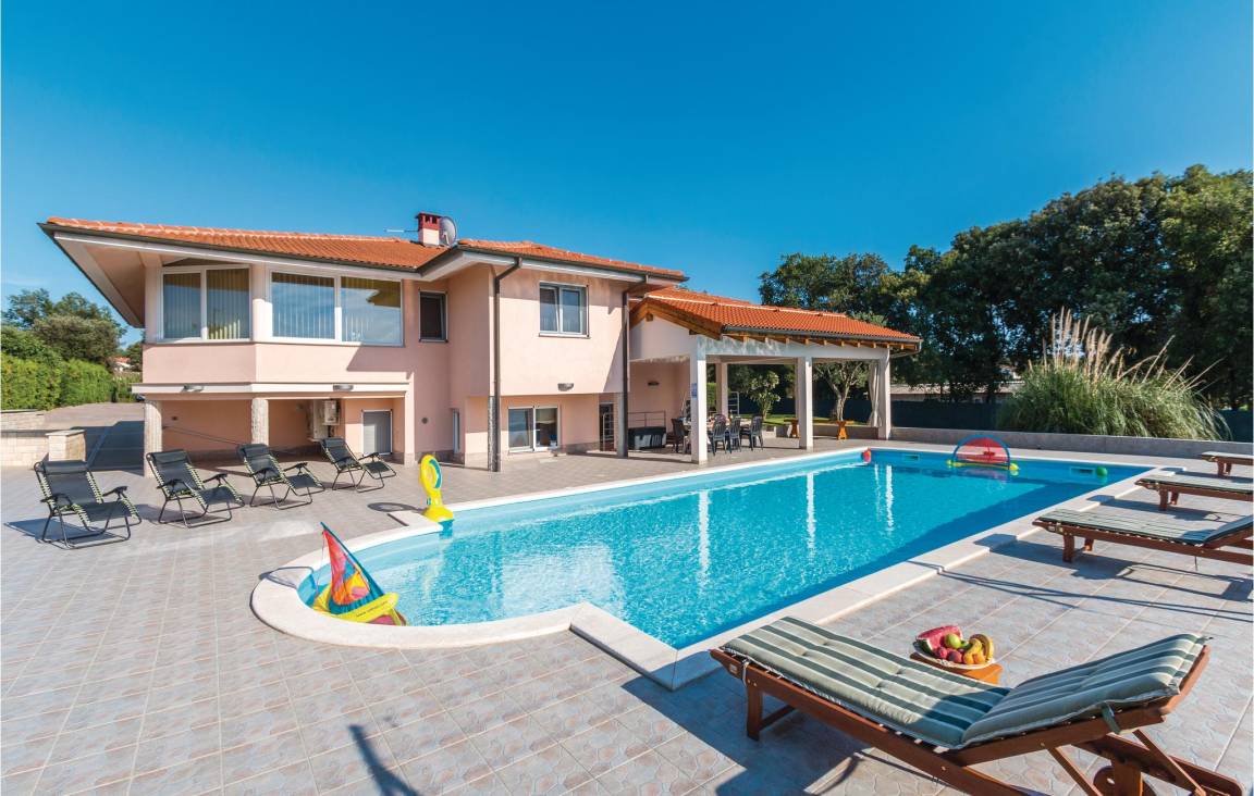 235 M² House ∙ 4 Bedrooms ∙ 8 Guests - Pula
