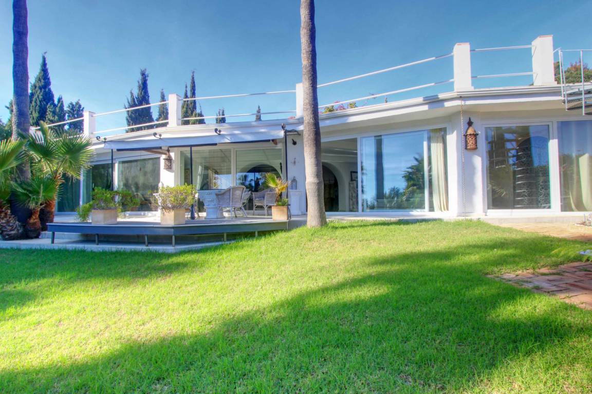 300 M² Villa ∙ 4 Bedrooms ∙ 8 Guests - Marbella
