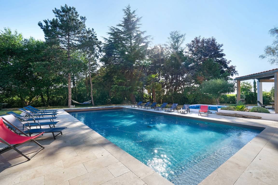 292 M² Maison De Vacances ∙ 9 Chambres ∙ 18 Personnes - Saintes
