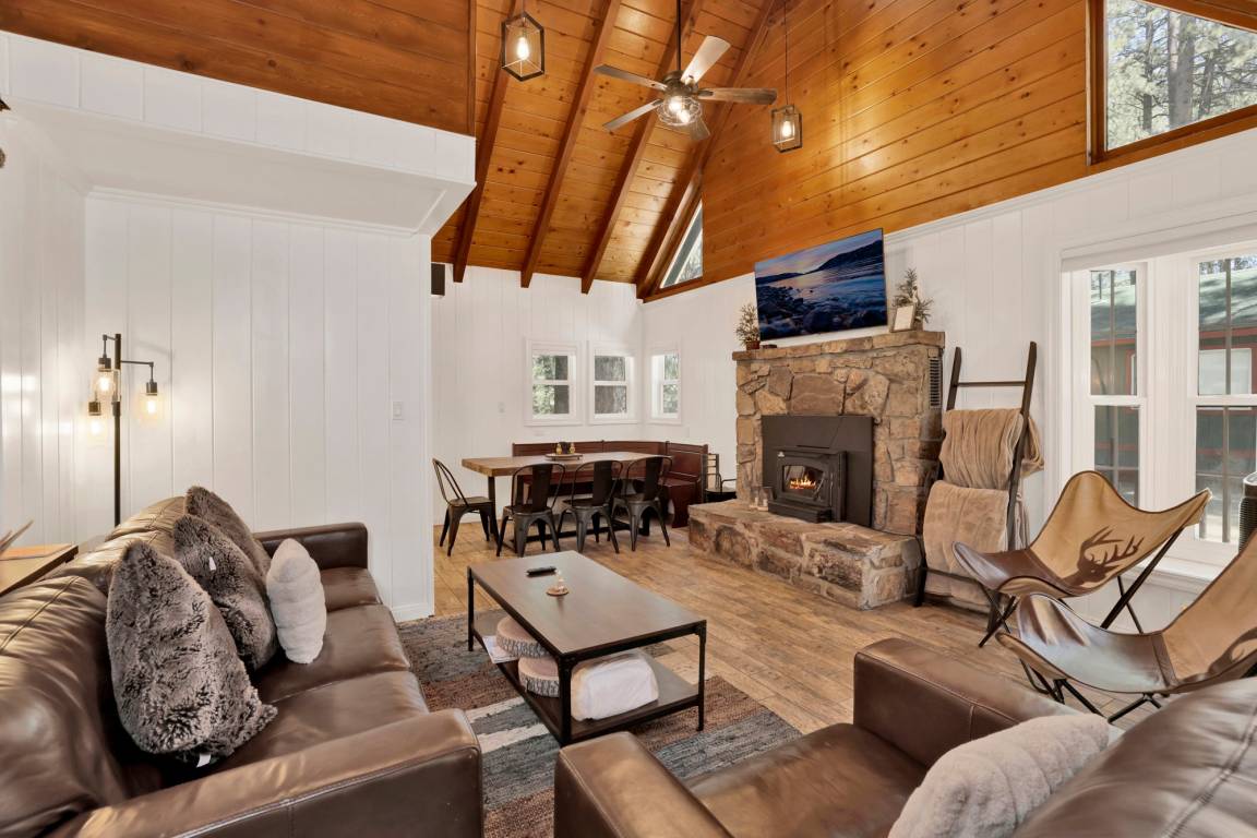 160 M² Cabin ∙ 2 Bedrooms ∙ 9 Guests - Big Bear Lake, CA