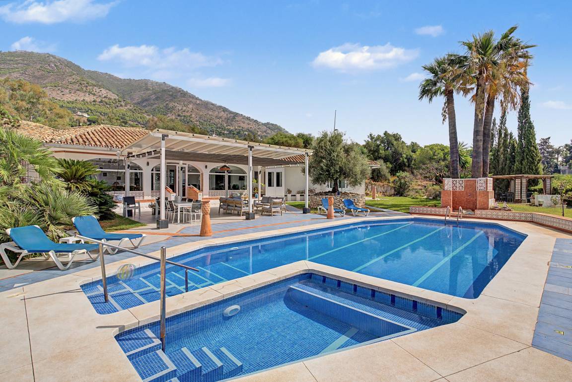 300 M² Villa ∙ 6 Habitaciones ∙ 12 Huéspedes - Mijas