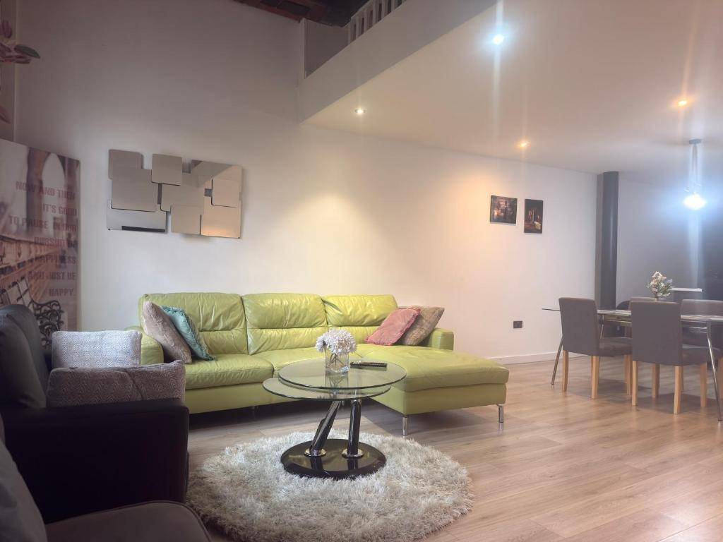 10 M² Apartment ∙ 3 Bedrooms ∙ 5 Guests - Bradford