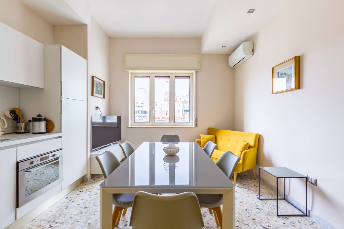 93 M² Apartamento ∙ 2 Habitaciones ∙ 5 Huéspedes - Nápoles