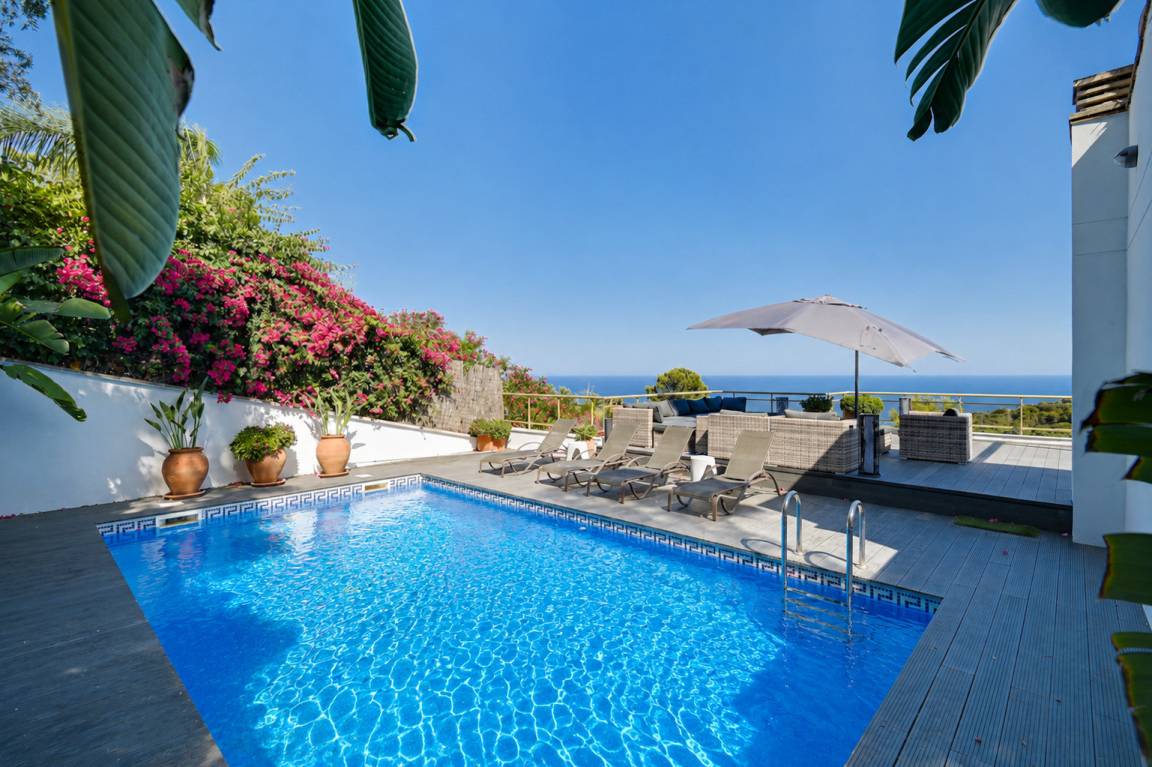250 M² Villa ∙ 3 Bedrooms ∙ 6 Guests - Malgrat de Mar