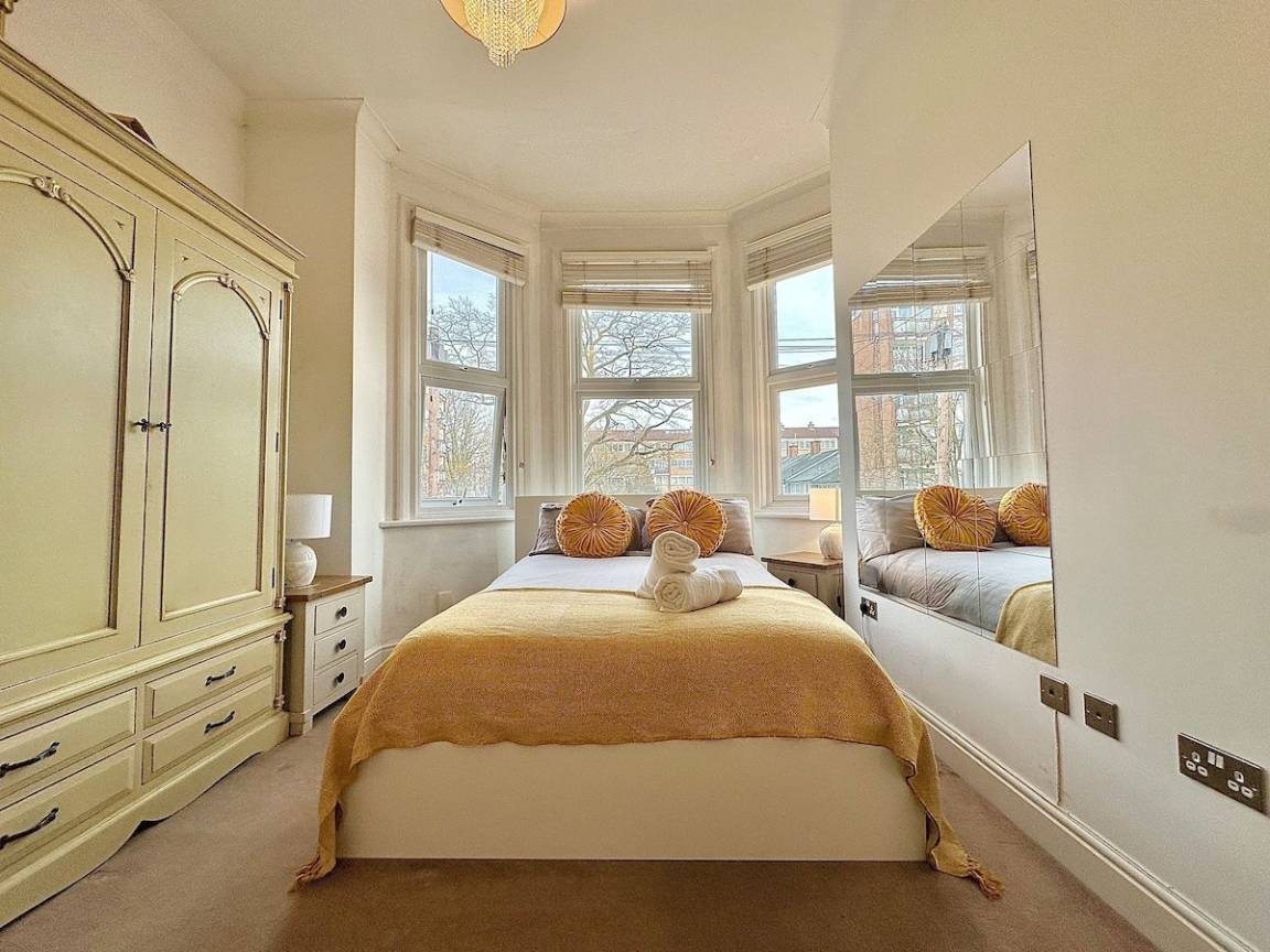 Apartment ∙ 3 Bedrooms ∙ 13 Guests - London