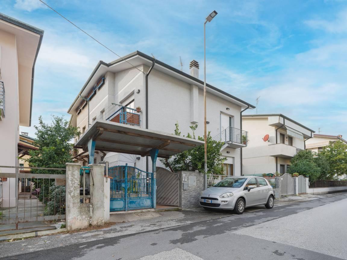 110 M² Apartment ∙ 4 Bedrooms ∙ 7 Guests - Viareggio