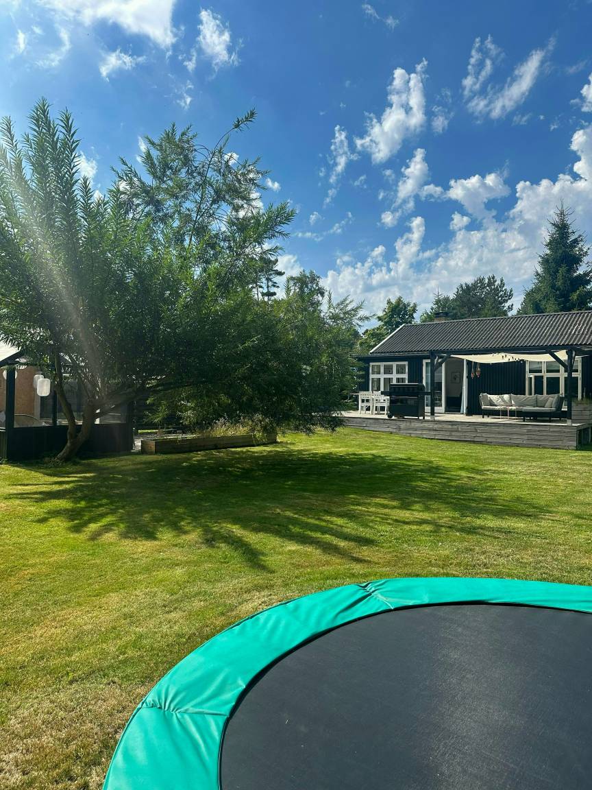 Sommerhus med orangeri og frodig have på Falster