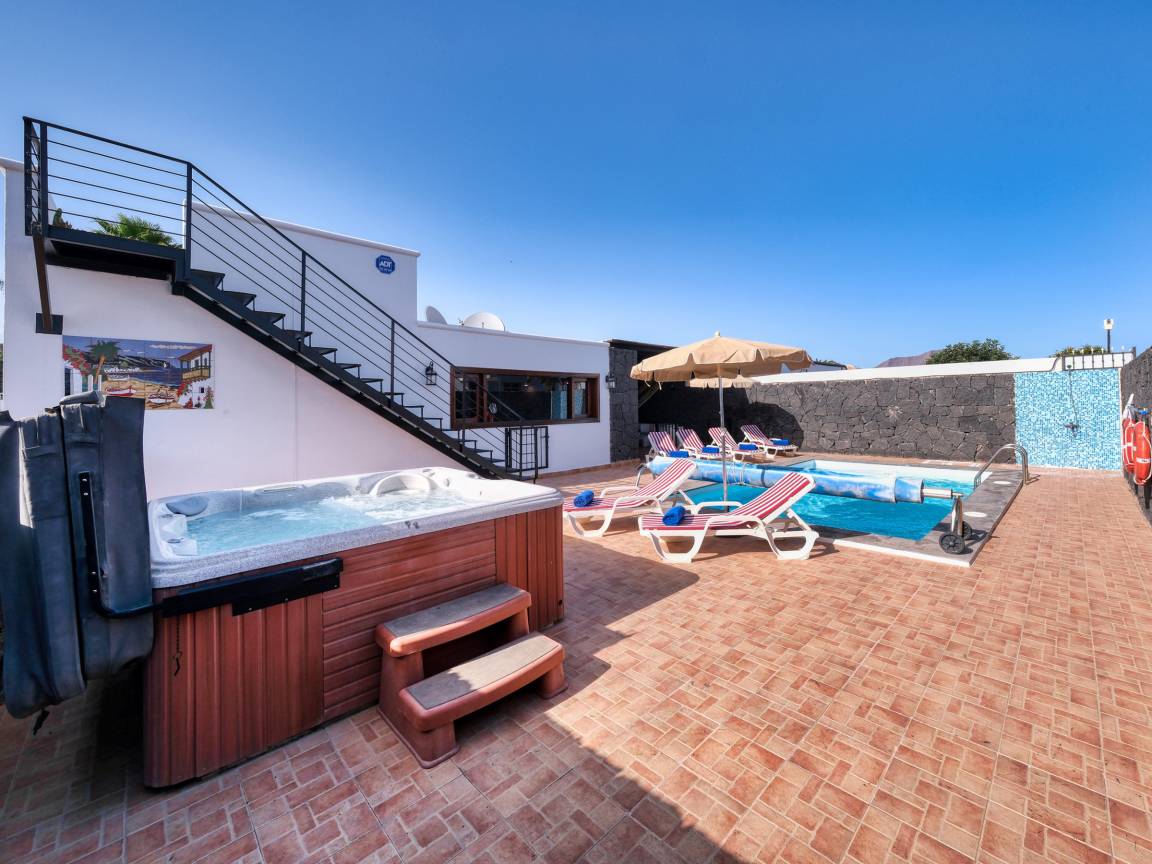150 M² Villa ∙ 4 Bedrooms ∙ 8 Guests - Playa Blanca