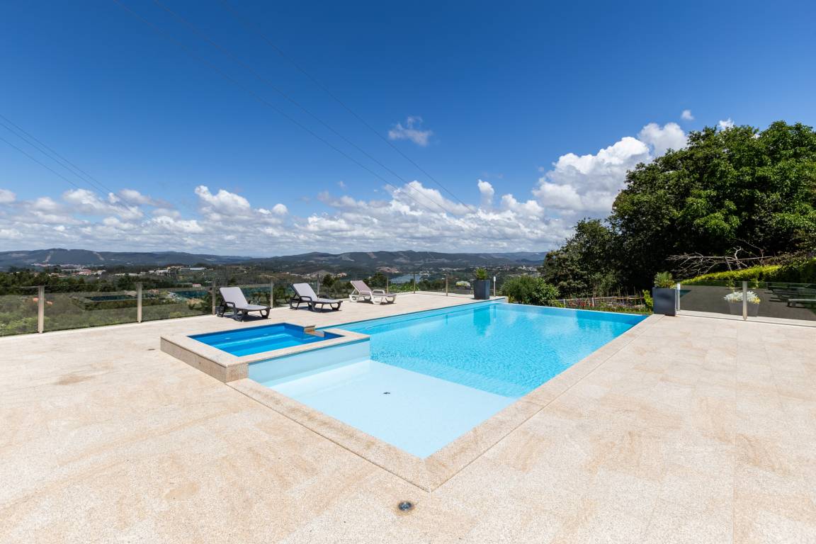 2600 M² Villa ∙ 4 Bedrooms ∙ 9 Guests - Espinho