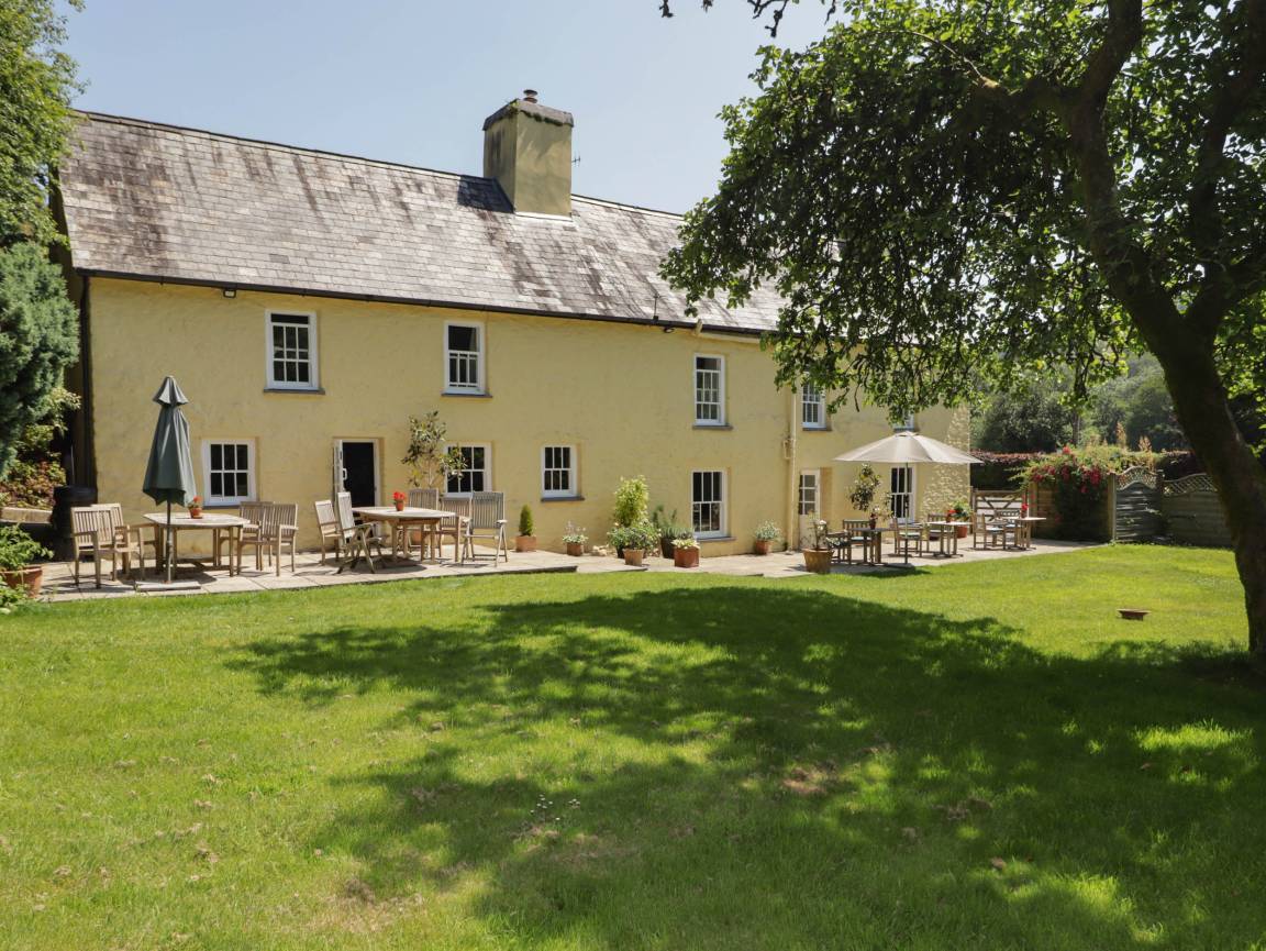 Cottage ∙ 8 Bedrooms ∙ 16 Guests - Wales