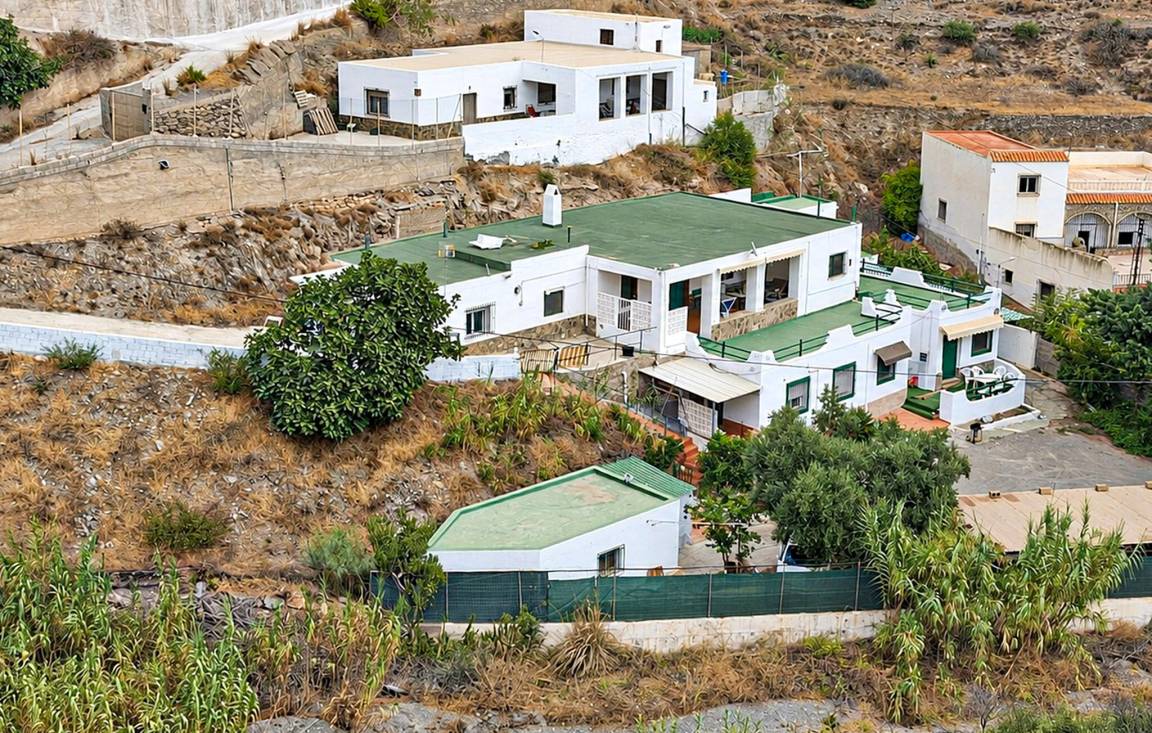 140 M² House ∙ 4 Bedrooms ∙ 8 Guests - Adra