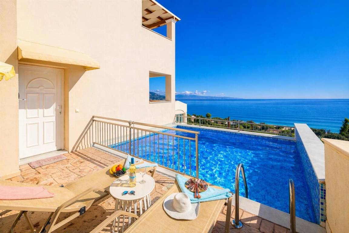 200 M² Villa ∙ 3 Bedrooms ∙ 6 Guests - Corfu