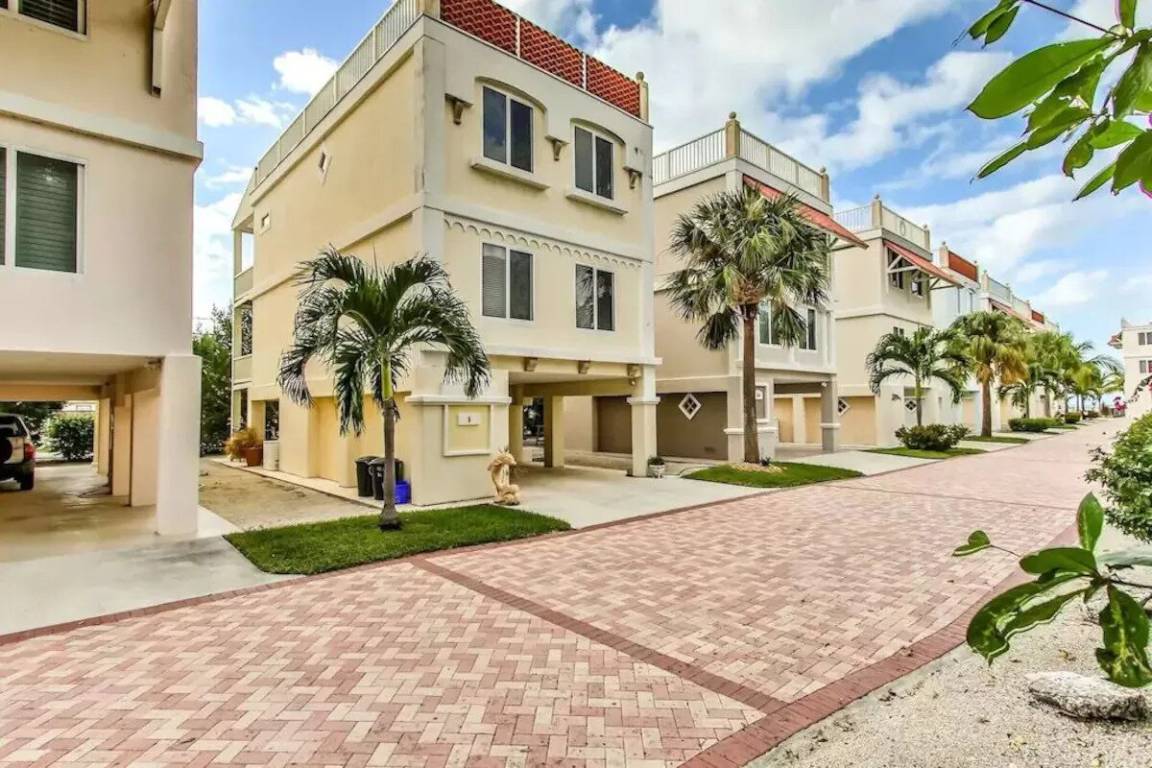 186 M² Villa ∙ 3 Bedrooms ∙ 8 Guests - Florida Keys, FL
