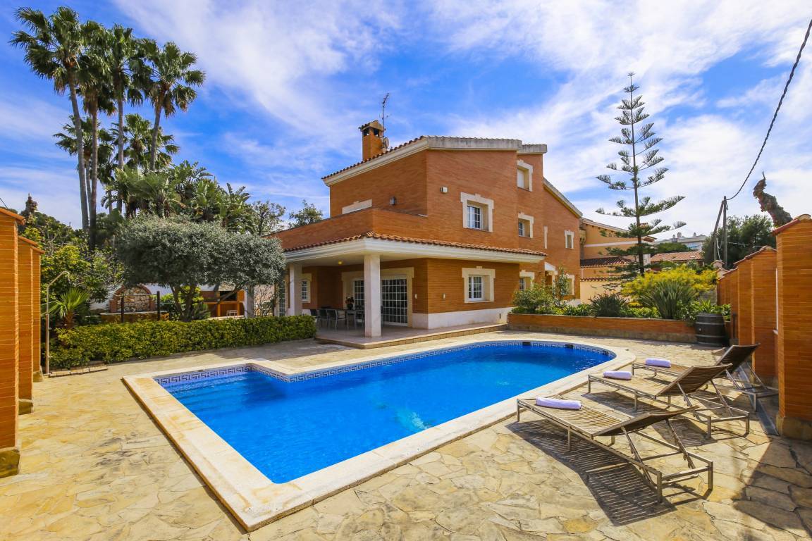 700 M² Villa ∙ 9 Habitaciones ∙ 22 Huéspedes - Salou