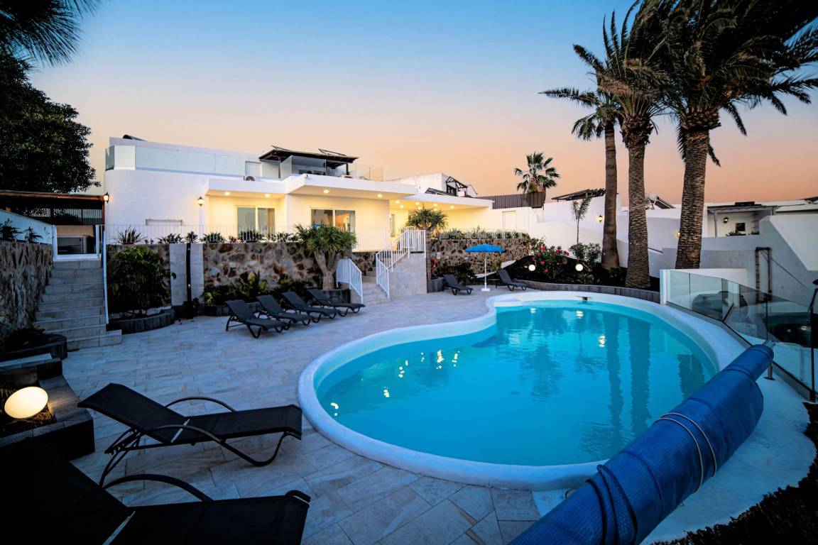 Villa ∙ 4 Bedrooms ∙ 9 Guests - Puerto del Carmen