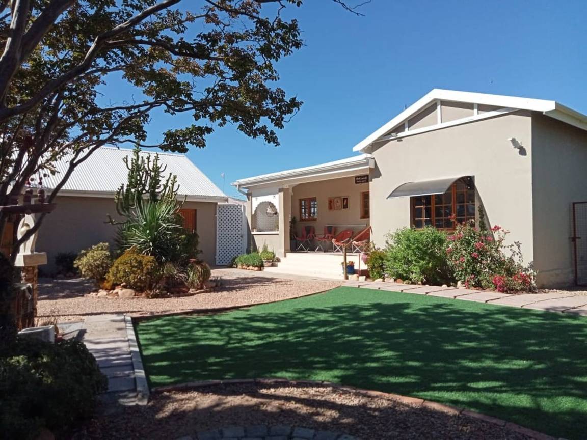 House ∙ 2 Bedrooms ∙ 4 Guests - Oudtshoorn