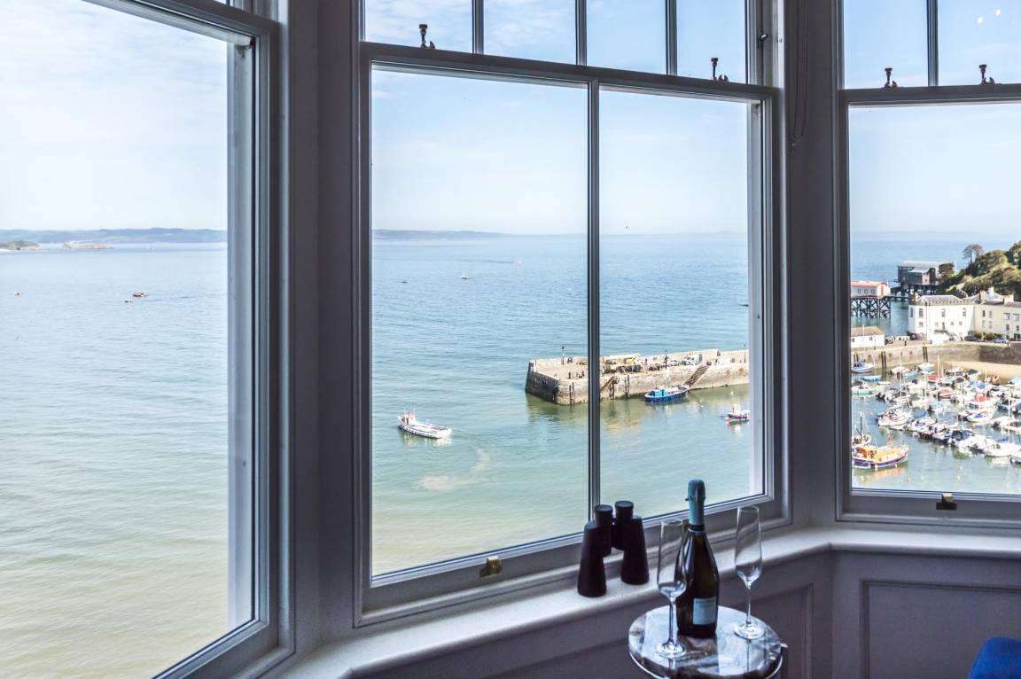 135 M² Apartment ∙ 2 Bedrooms ∙ 4 Guests - Tenby