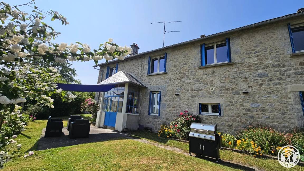 Maison De Vacances ∙ 5 Chambres ∙ 12 Personnes - Neuvic