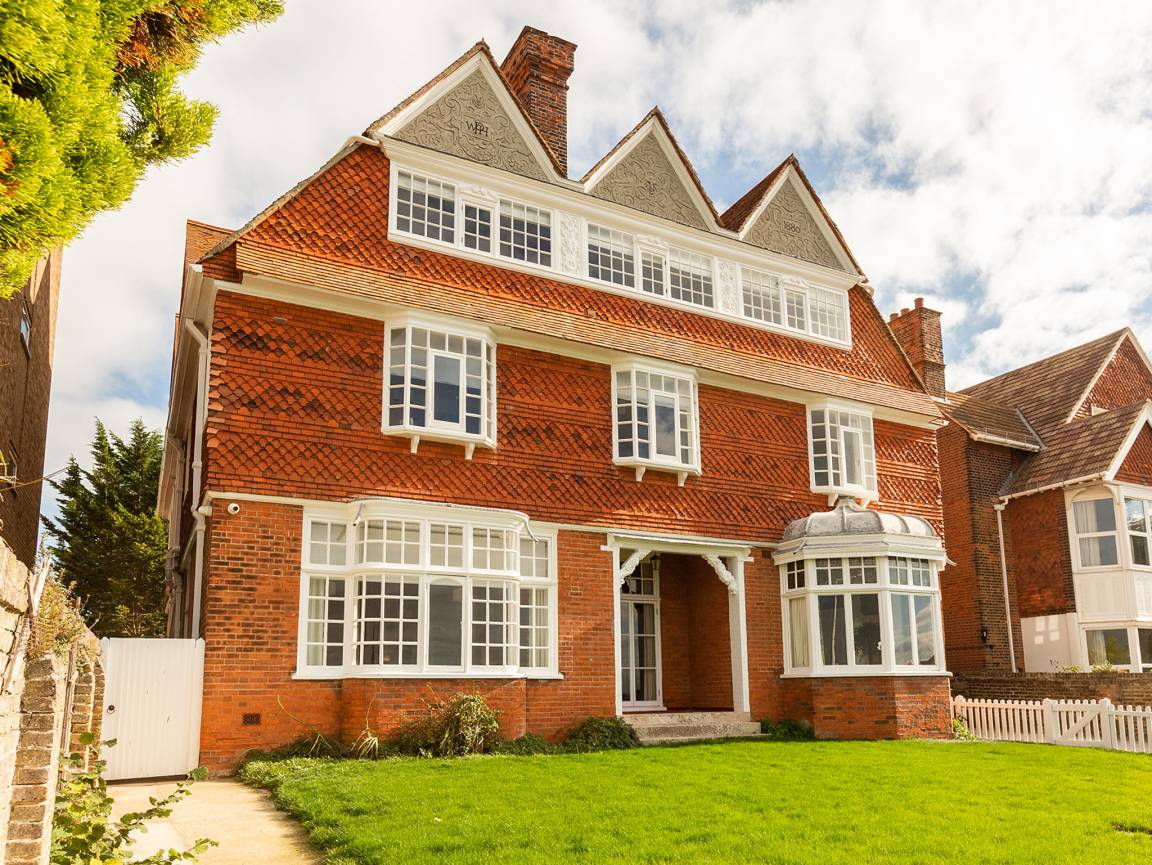 Cottage ∙ 9 Bedrooms ∙ 18 Guests - Margate