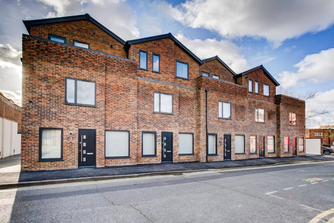 90 M² Apartment ∙ 3 Bedrooms ∙ 5 Guests - Crewe