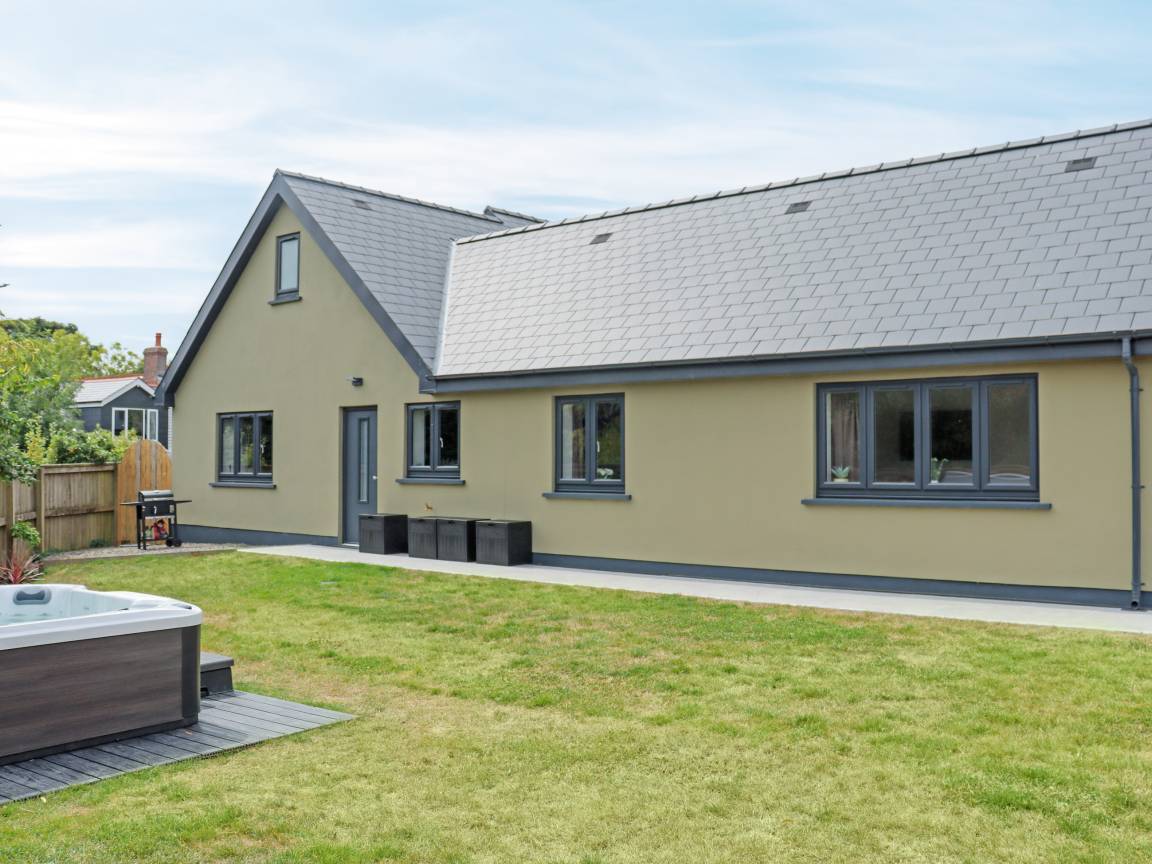 Apartment ∙ 4 Bedrooms ∙ 8 Guests - Wales
