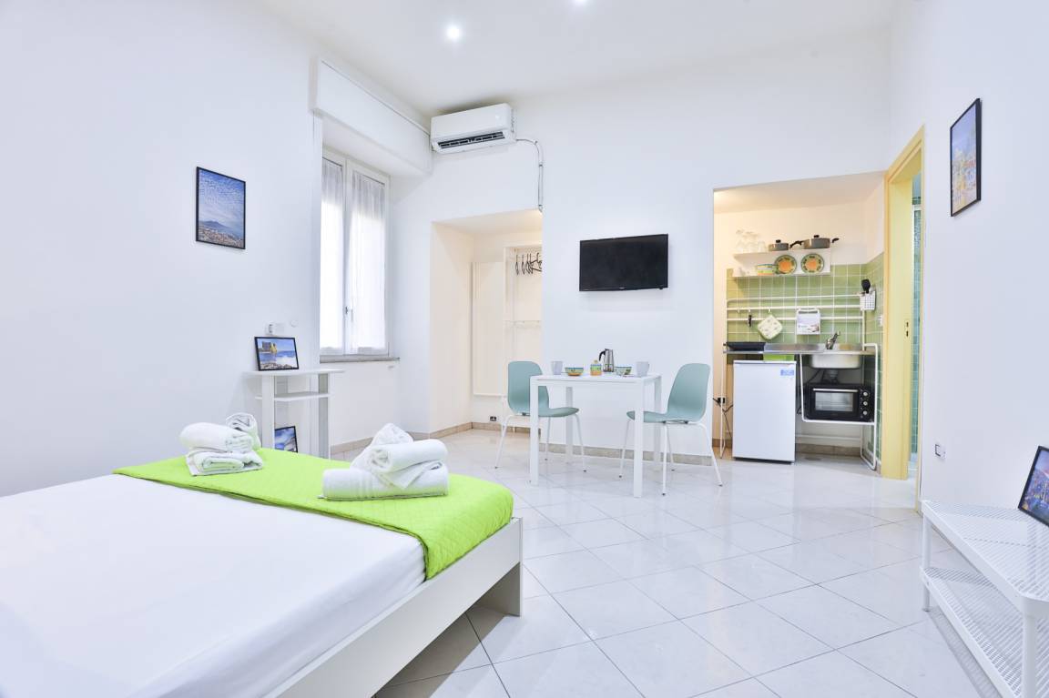 GuestHost - Track Station Studio Apartment - with Netflix