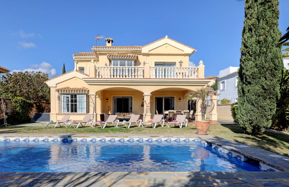 255 M² Villa ∙ 4 Schlafzimmer ∙ 9 Gäste - Estepona