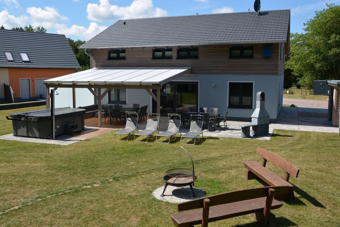 220 m² Ferienhaus ∙ 6 Schlafzimmer ∙ 16 Gäste – Bild 2