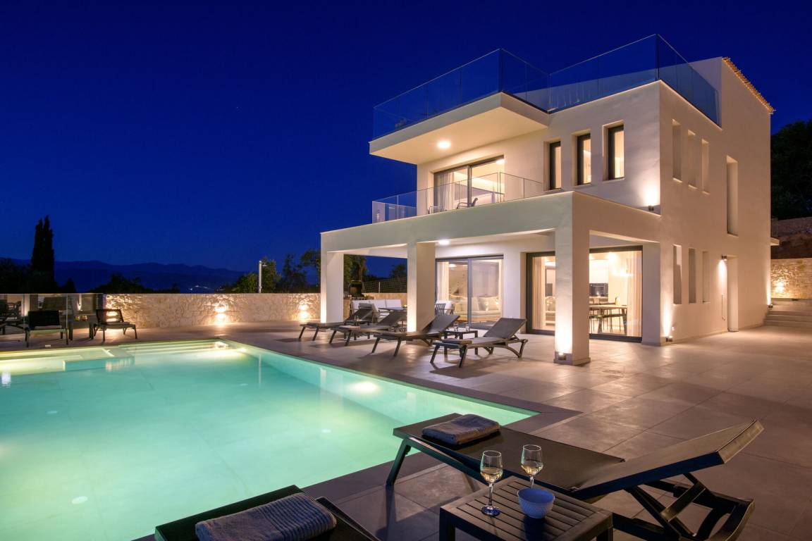 250 M² Villa ∙ 4 Habitaciones ∙ 8 Huéspedes - Sarandë