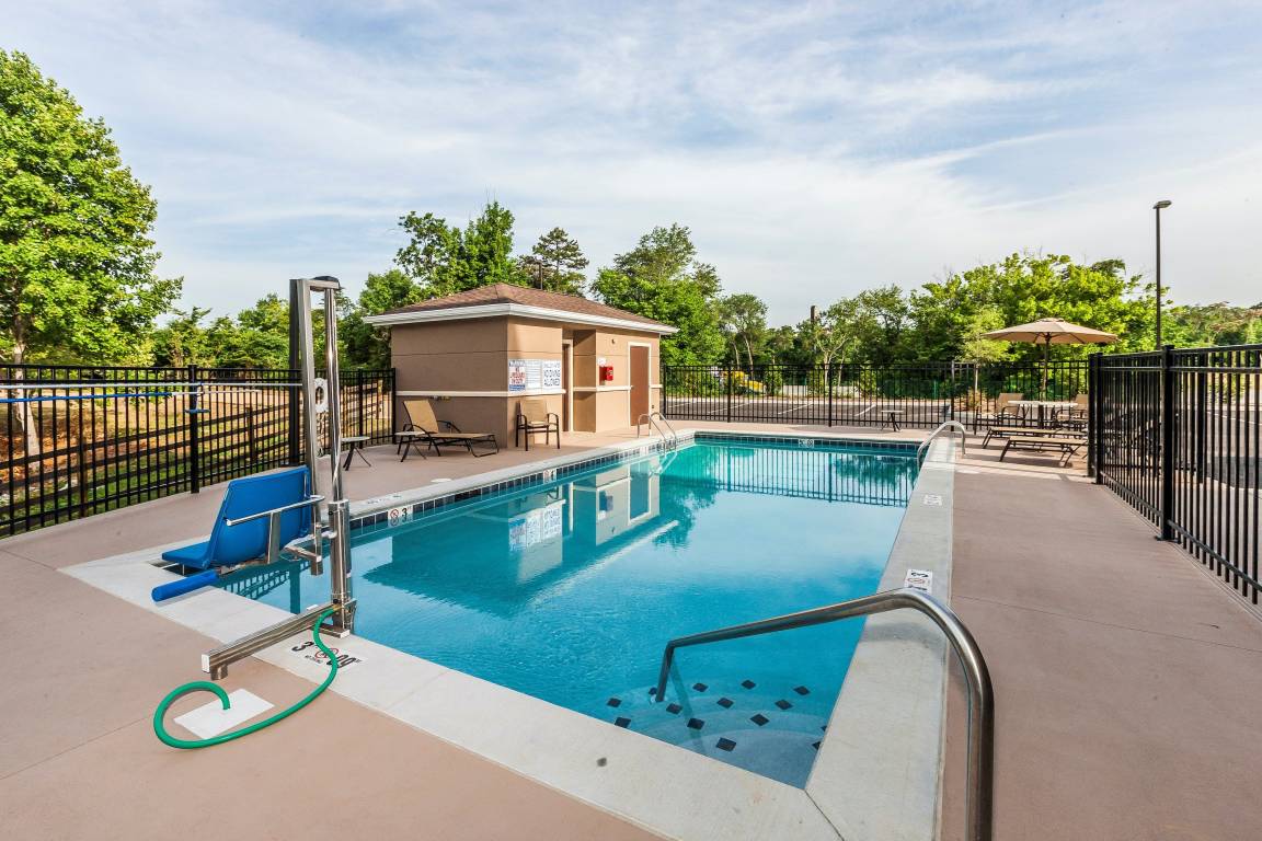 Hotel ∙ 1 Quarto ∙ 6 Hóspedes - Oak Ridge, TN