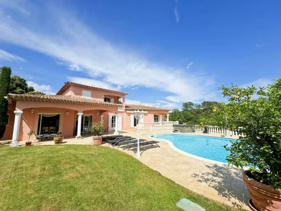 130 M² Villa ∙ 6 Slaapkamers ∙ 12 Gasten - Montauroux